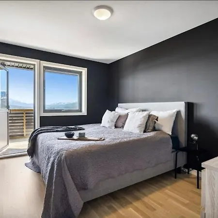 Casa Aurora: 8 Beds, 2 Baths, Free Parking, Breathtaking Views.