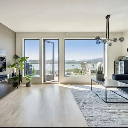 Casa Aurora: 8 Beds, 2 Baths, Free Parking, Breathtaking Views.